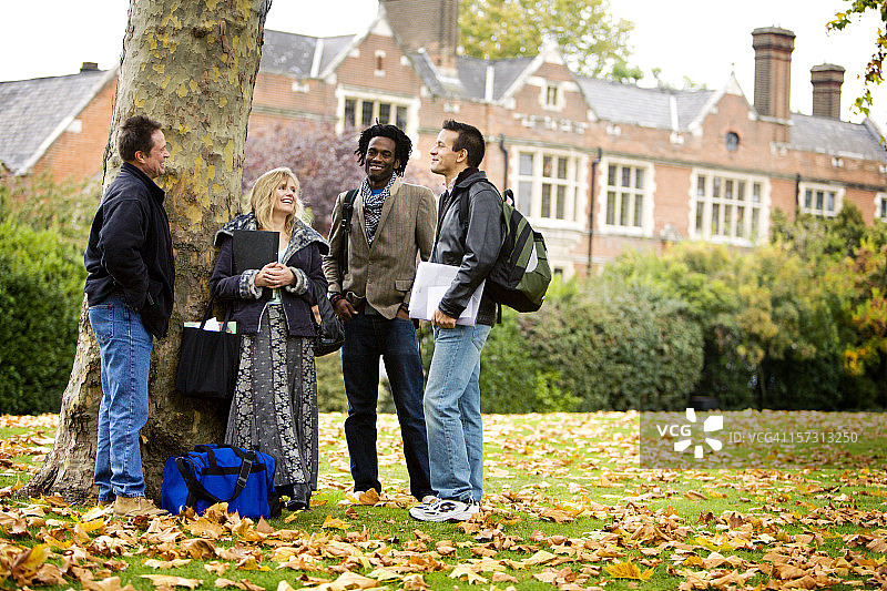 成人教育：成熟的学员们一起讨论学习图片素材
