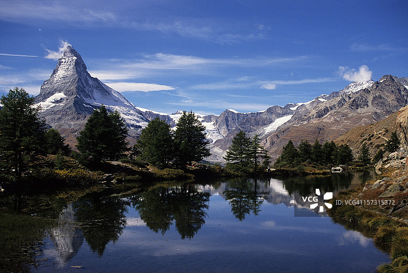 格林吉斯湖中倒映的马特洪峰图片素材