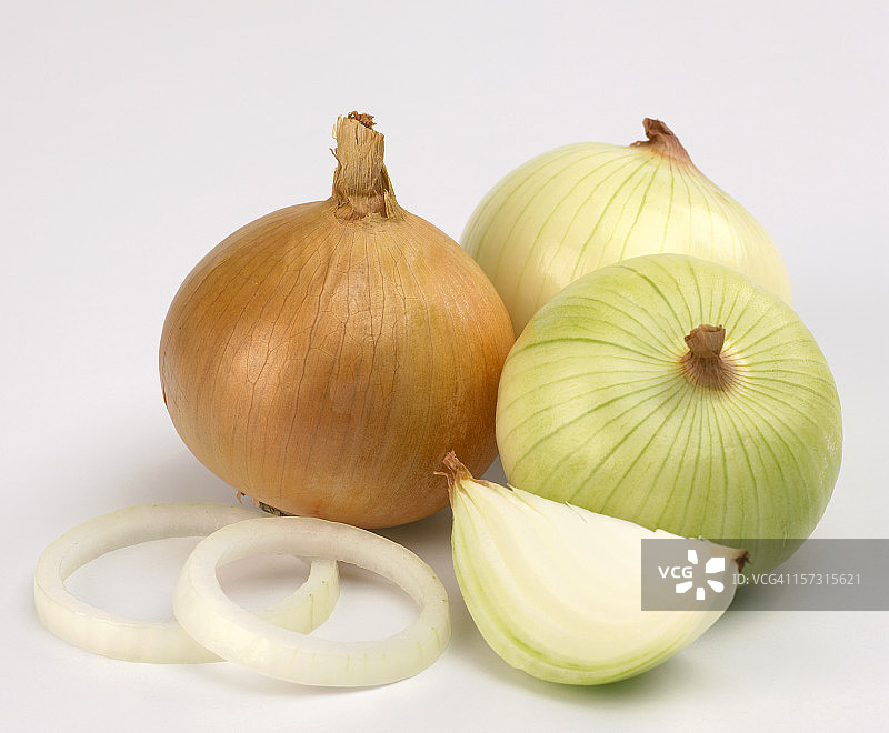 未剥皮的完整洋葱和剥开的半个洋葱图片素材