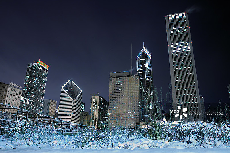 以天际线为背景的雪景花园图片素材