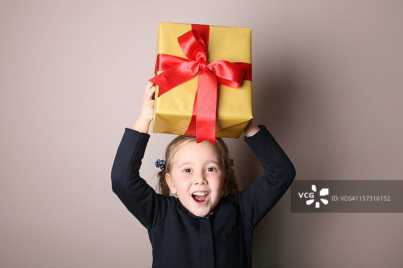 女儿递上的礼品盒图片素材