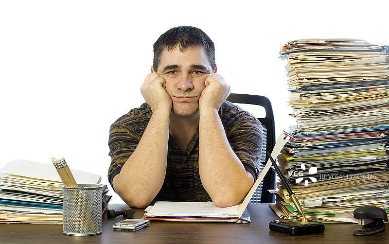 悲伤的男人在书桌旁图片素材