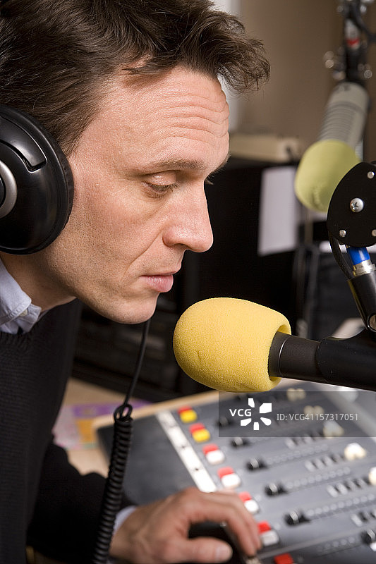 带麦克风的广播主持人图片素材