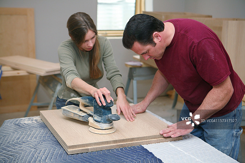 木匠进行质量控制图片素材