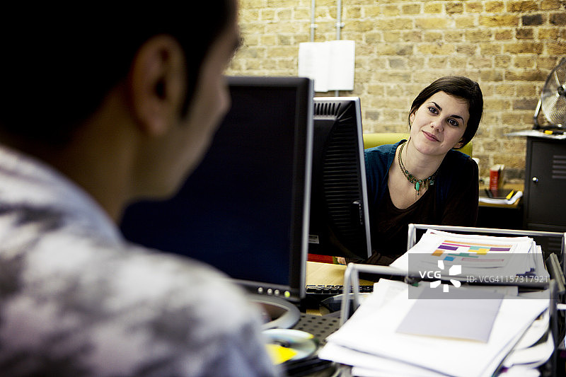 现代职场：创意专业人士协同工作图片素材