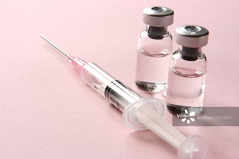 疫苗接种：带有药物的注射器和药瓶图片素材