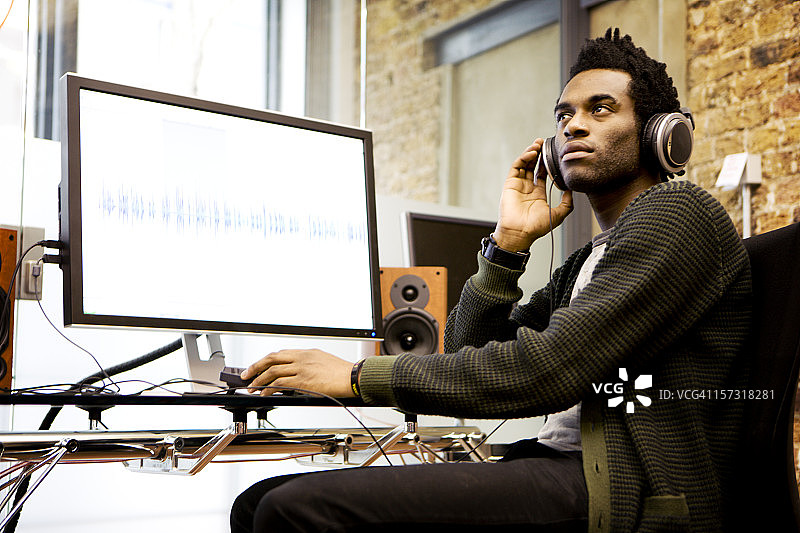 现代工作场所：音频工程师录音棚工作场景图片素材