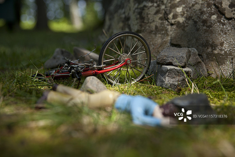 男子自行车事故后倒地不起图片素材