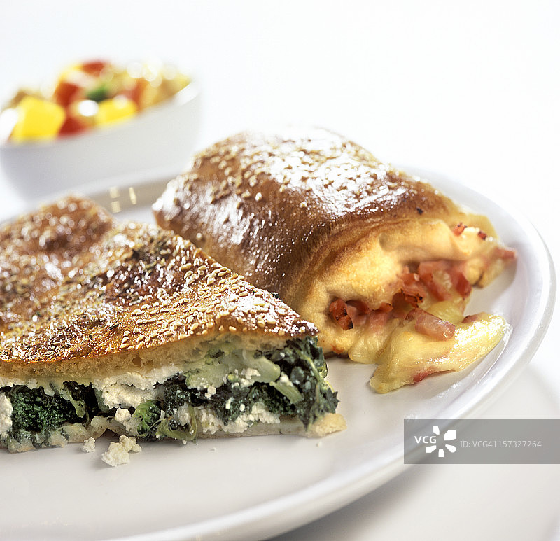 西兰花菠菜馅披萨和奶酪卷饼图片素材