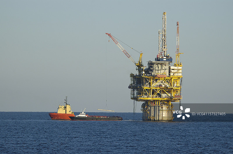 桁架式生产平台和供应船石油钻井平台图片素材