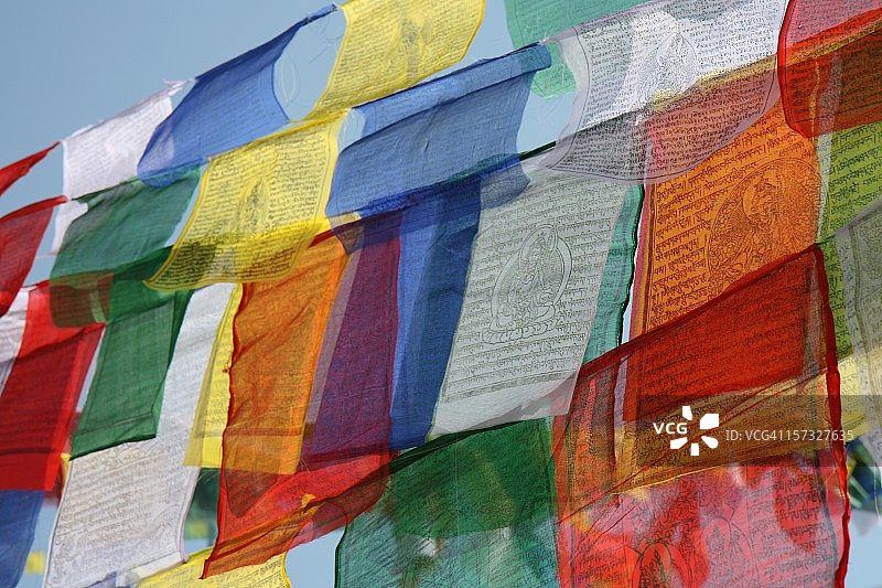 彩色藏族祈祷旗图片素材