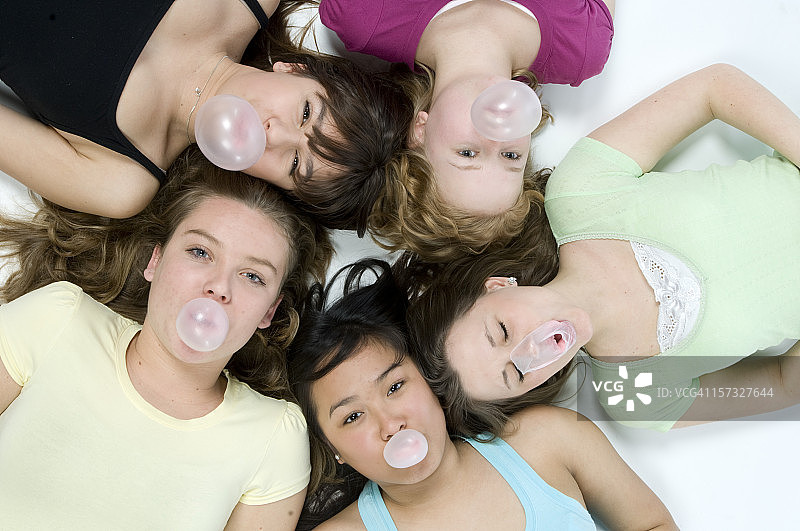 吹泡泡的女孩图片素材