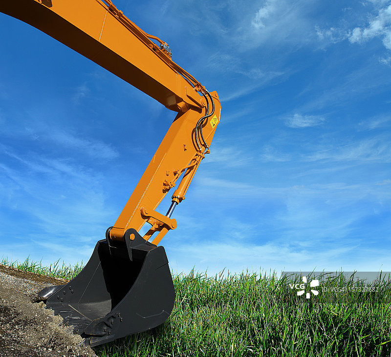 挖掘机破坏绿色草地图片素材