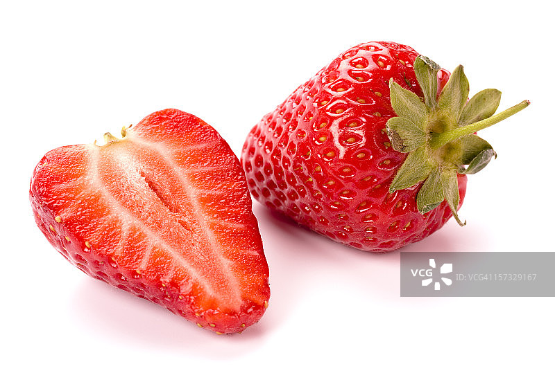 白色背景上的新鲜草莓图片素材
