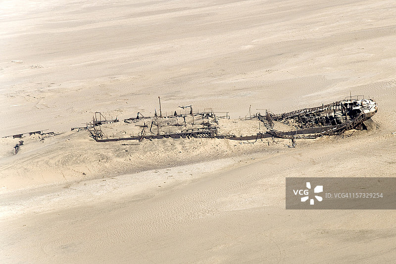 纳米比亚沙漠骷髅海岸的沉船（航拍视角）图片素材