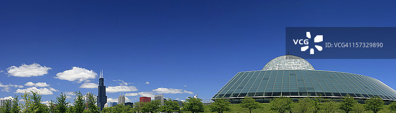 阿德勒天文馆与芝加哥天际线全景图片素材