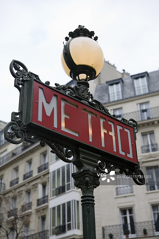 巴黎地铁标志与公寓楼图片素材