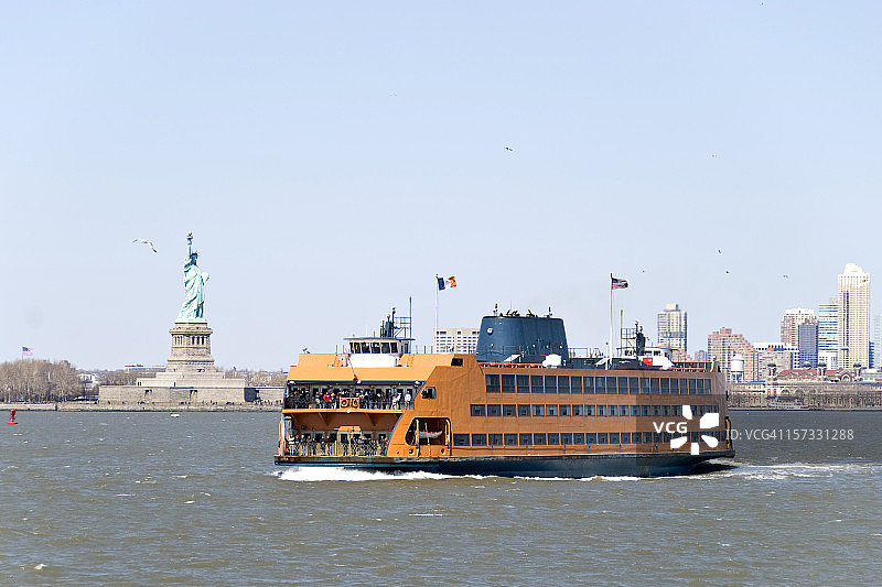 斯塔滕岛渡轮和自由女神像图片素材