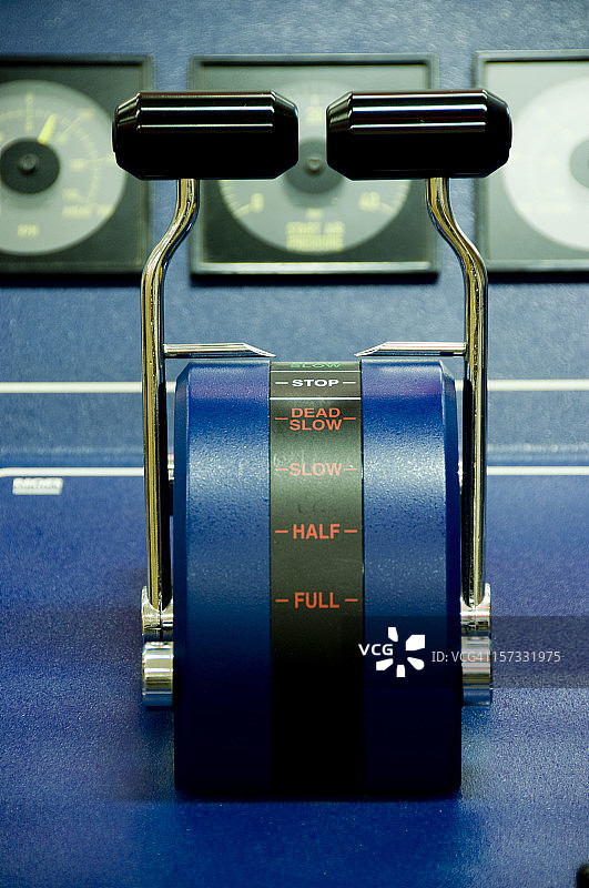 驾驶室内的发动机节流阀图片素材