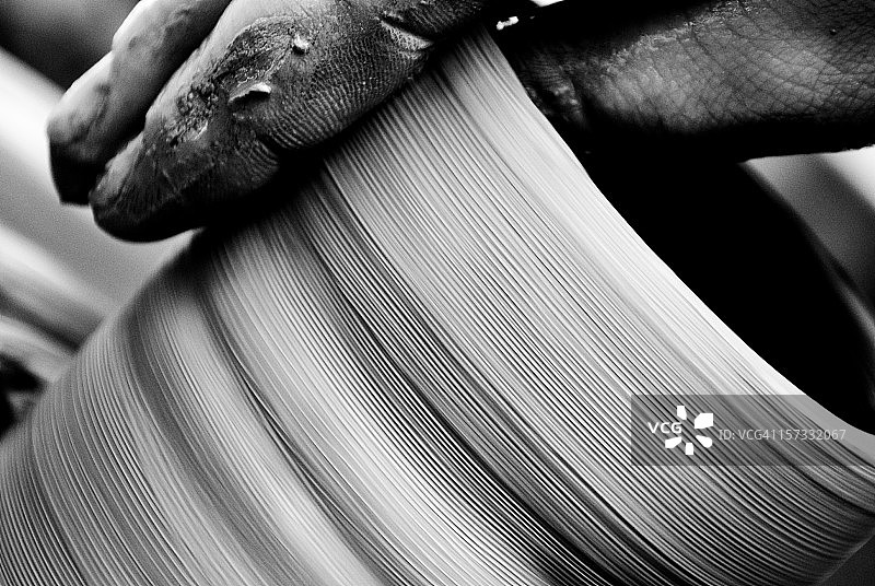 男人在转盘上用手制作陶罐图片素材