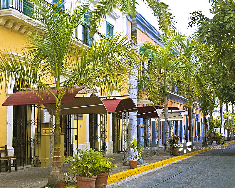 墨西哥马萨特兰老城区的户外餐厅图片素材