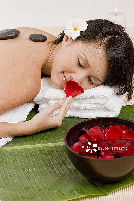 按摩闻花香图片素材