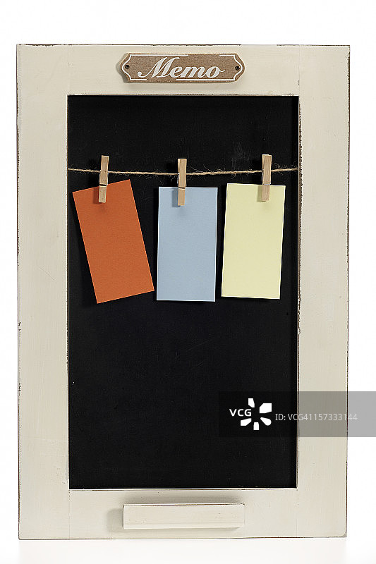 带有三个空纸夹的留言板图片素材