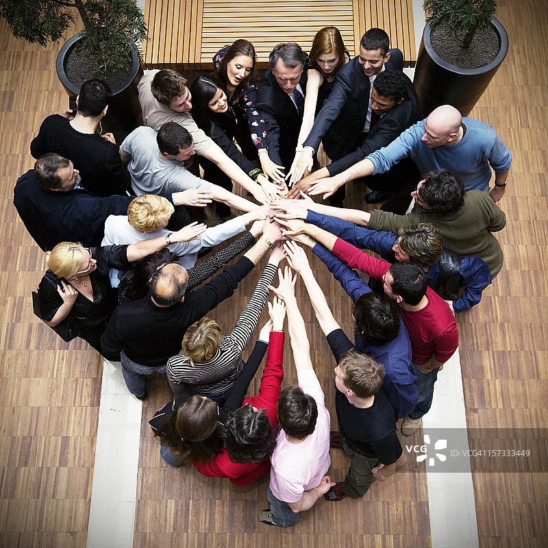 大型商务团队手叠手图片素材