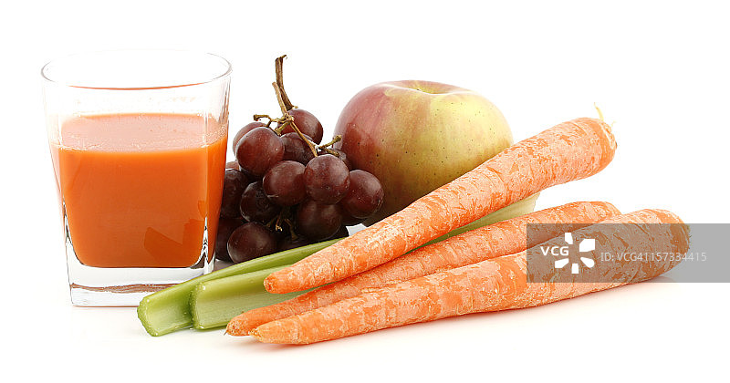 生胡萝卜汁和水果蔬菜图片素材