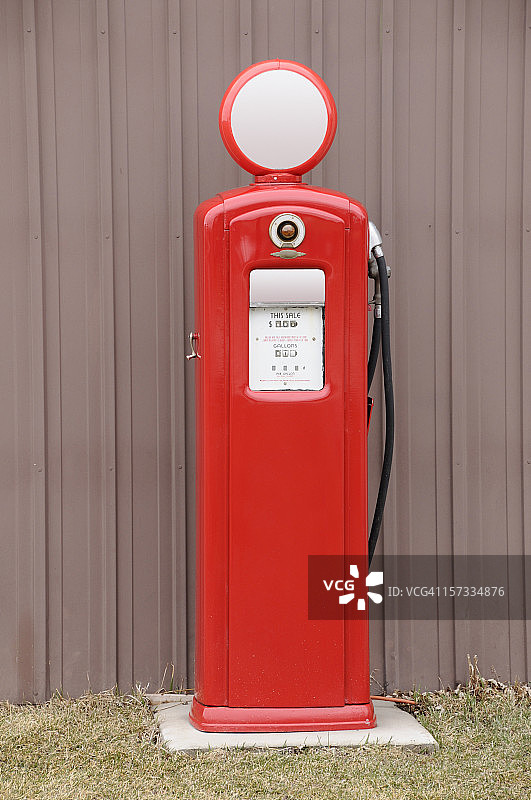 户外隔离的老式复古红色汽油泵图片素材
