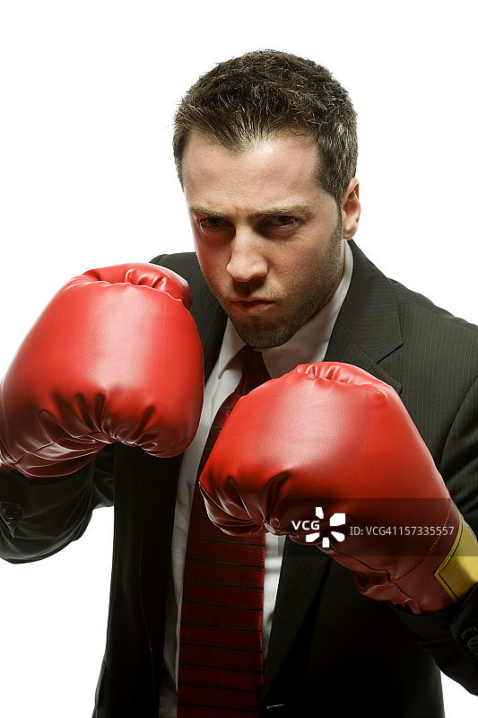 穿着商务套装戴着拳击手套的男人图片素材