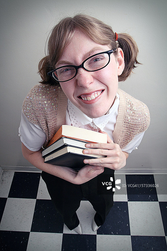 向上看的书呆子女孩图片素材