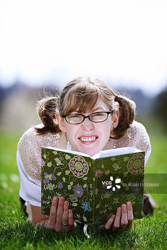 书呆子女孩学习课本图片素材