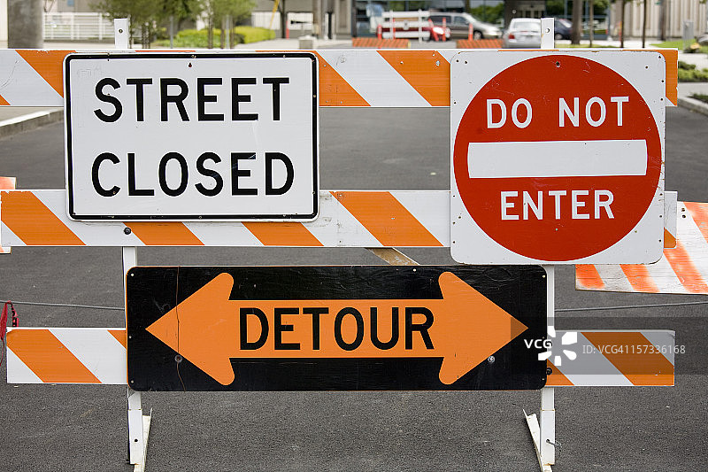 街道封闭绕行禁止驶入警告标志图片素材