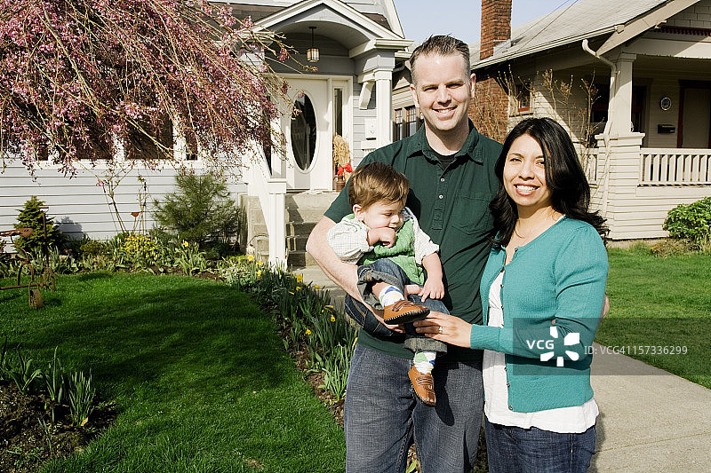 年轻的家庭居家生活图片素材