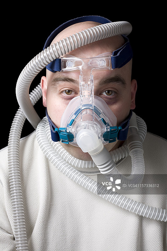 戴呼吸机的男人图片素材