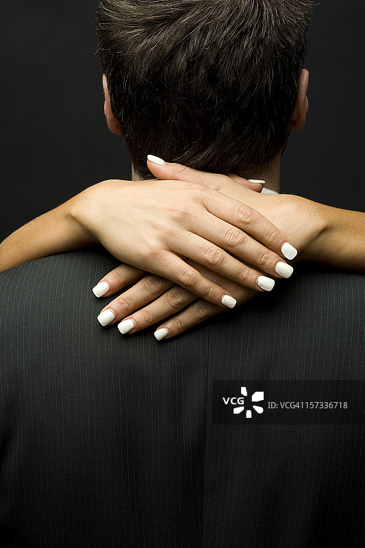 年轻女子拥抱爱人图片素材