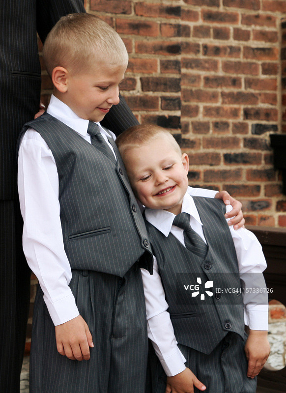 穿着漂亮马甲的兄弟图片素材