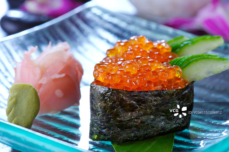 含红色鱼子酱的寿司图片素材