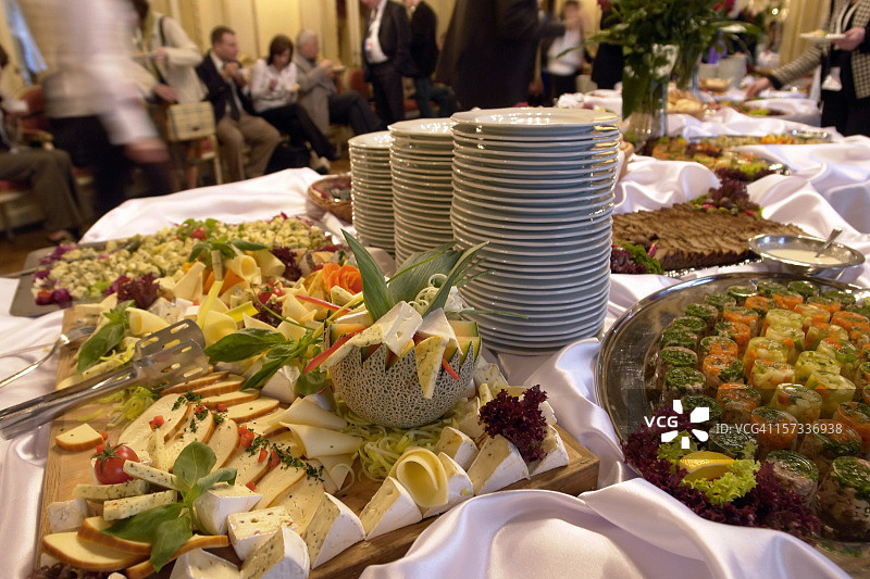 餐饮宴会：盘子里有各种各样的小吃，老式内饰图片素材