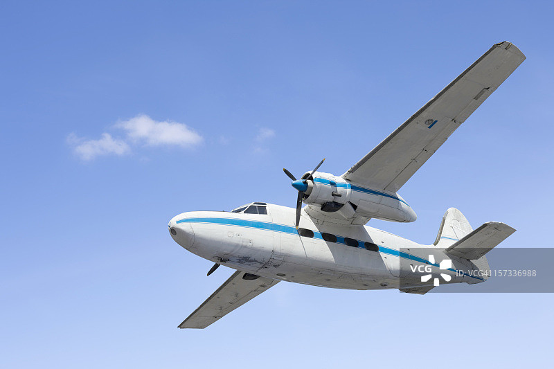 白色螺旋桨飞机之上的蓝天图片素材
