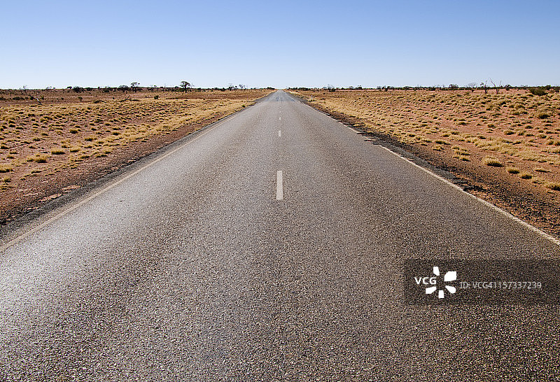 贯穿红土中心的斯图尔特公路图片素材