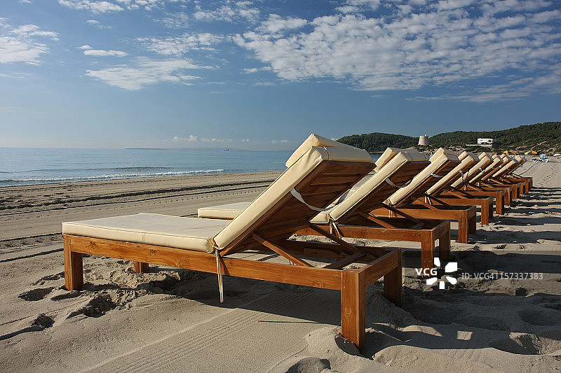 空旷的沙滩椅图片素材