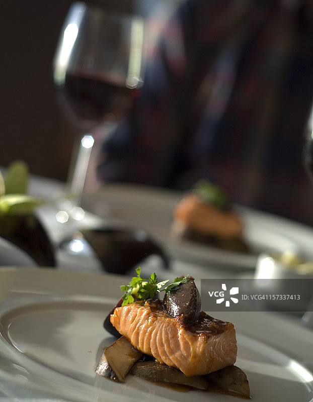 双人精致晚餐：三文鱼海鲜图片素材