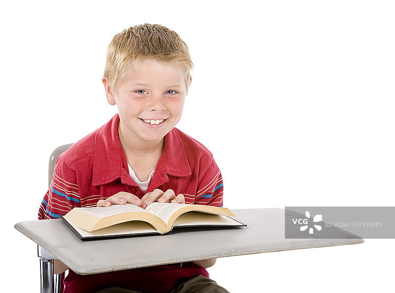 书桌旁的大学生图片素材