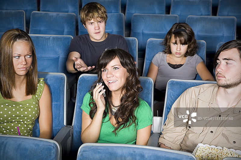 在电影院里的年轻女子图片素材
