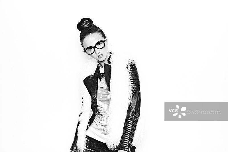 戴着时尚眼镜的年轻女子图片素材