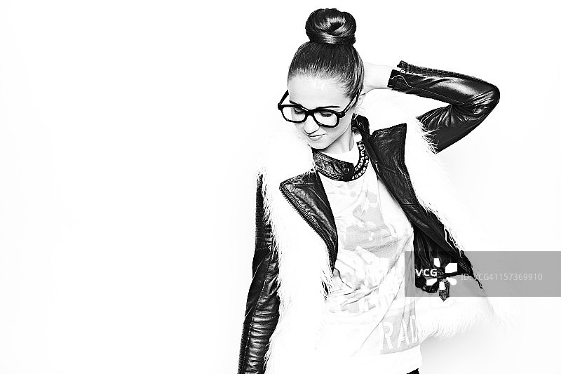 戴着时尚眼镜的年轻女子图片素材