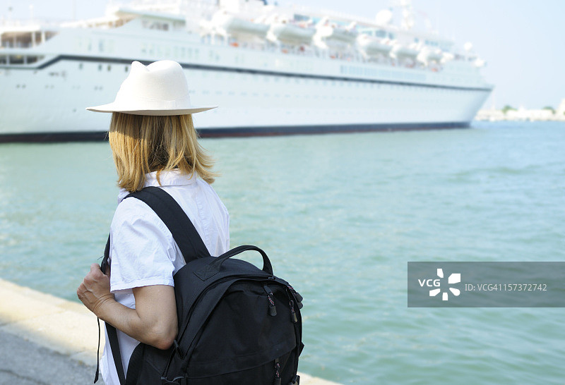等待游轮的女人图片素材