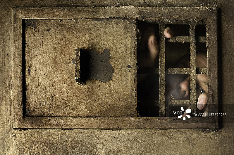 铁栏杆后面图片素材